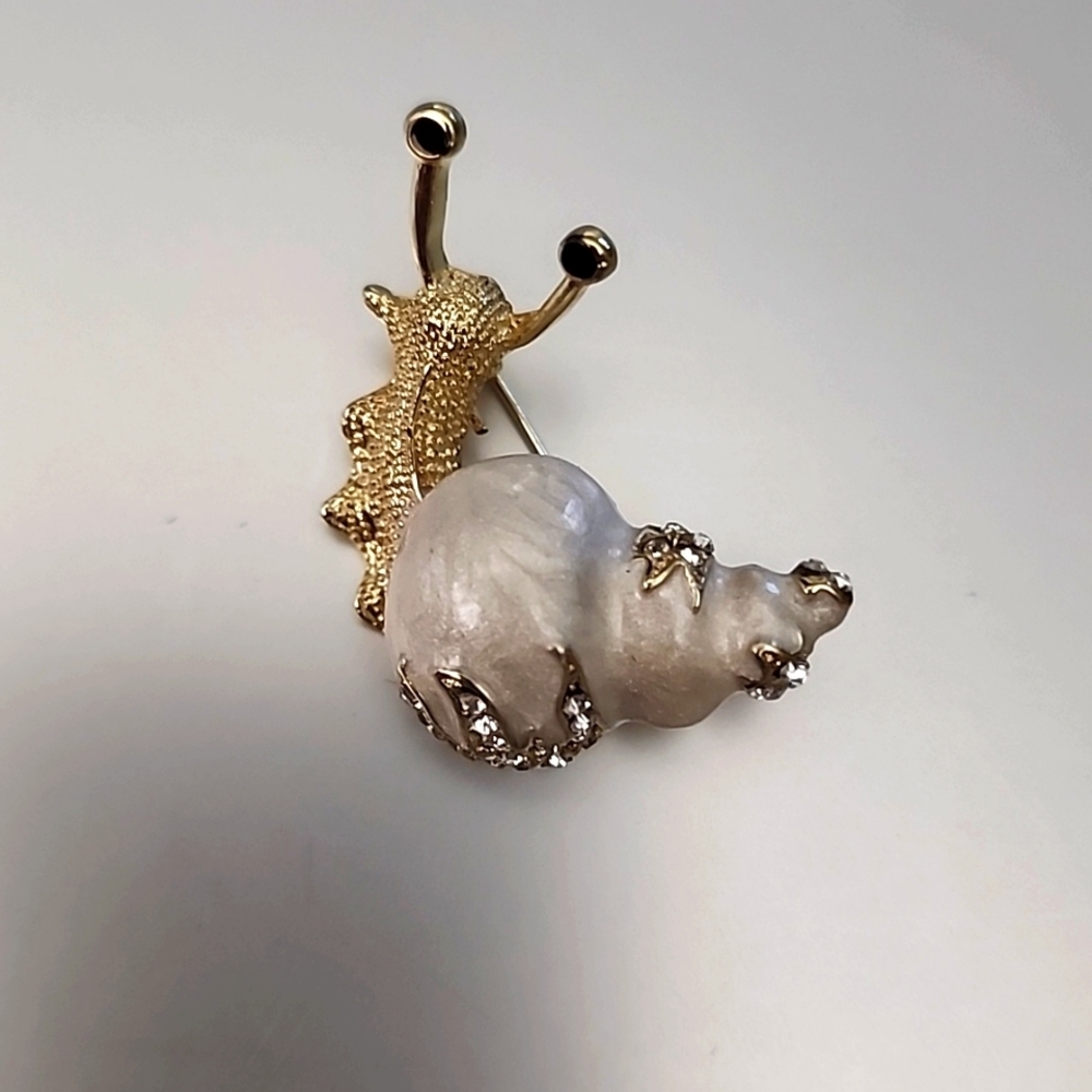Snail white Shell Brooch Diamonette Eyes